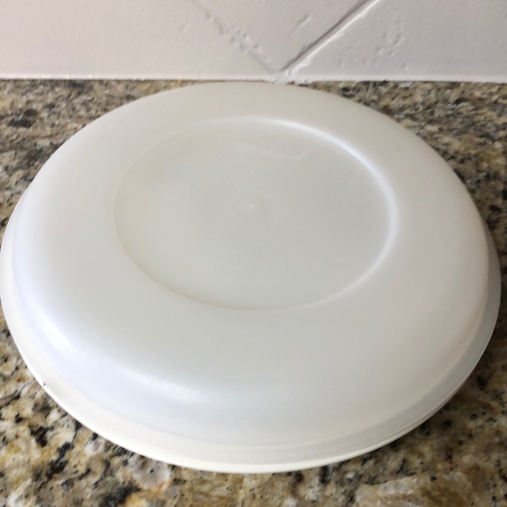 Tupperware beige/off white round divided server